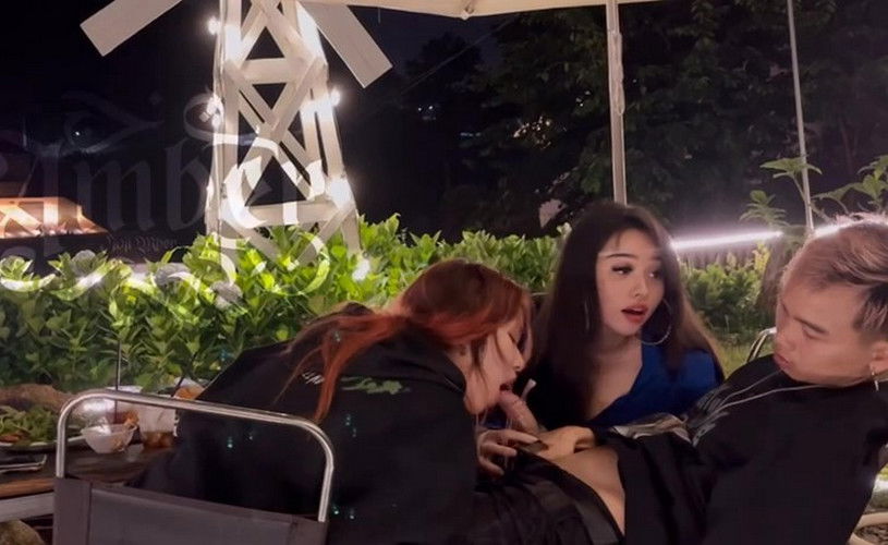 trai chịch trai Ngồi cafe chill thôi mà được em ny và bạn thân thi nhau bú mút